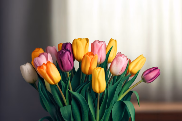 Tulpen giftig für den Wellensittich 25 Bunter Strauß Tulpen in einer Vase, an dem ein grüner Wellensittich interessiert knabbern möchte – eine tödliche Gefahr.
