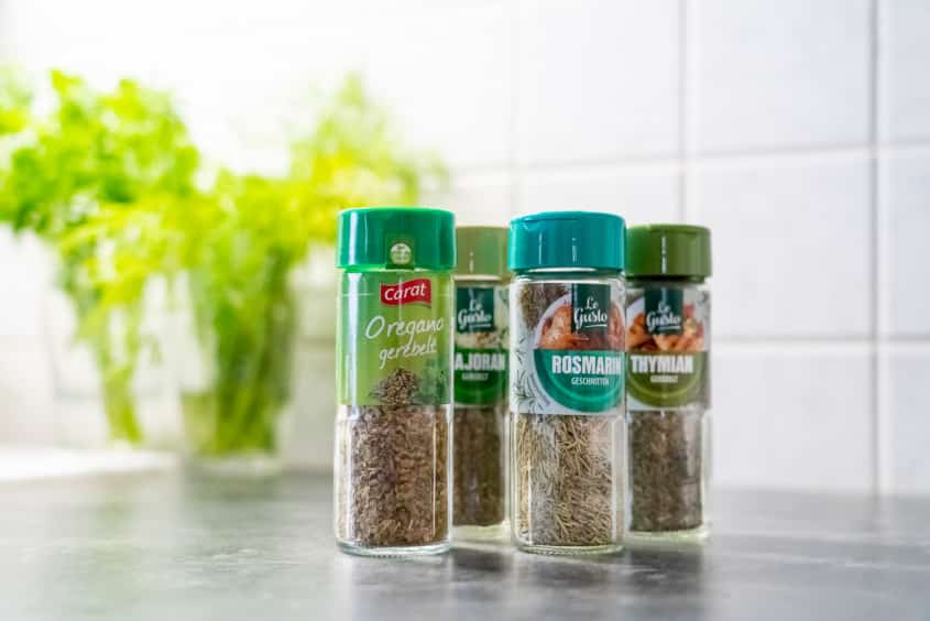 Kräuter, Gewürze & Heilpflanzen für Sittiche 20 Getrocknete Küchenkräuter wie Oregano, Rosmarin und Thymian im Glas – nur unbehandelt für Wellensittiche geeignet